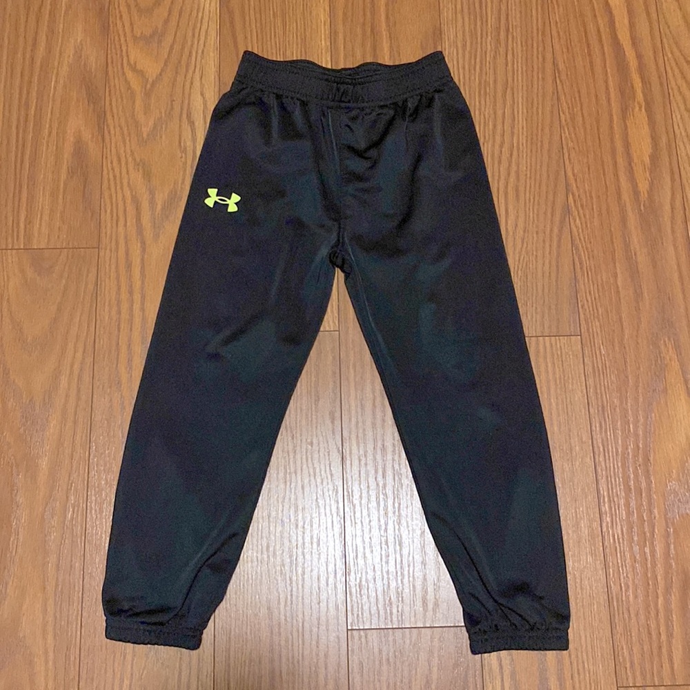 Under Armour boys black joggers elastic waistband & ankles, yellow logo size5